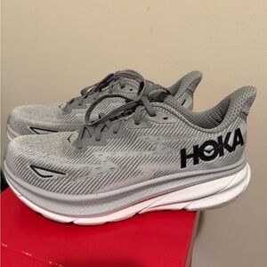Hoka Clifton 9 only worn twice size is 10 wide